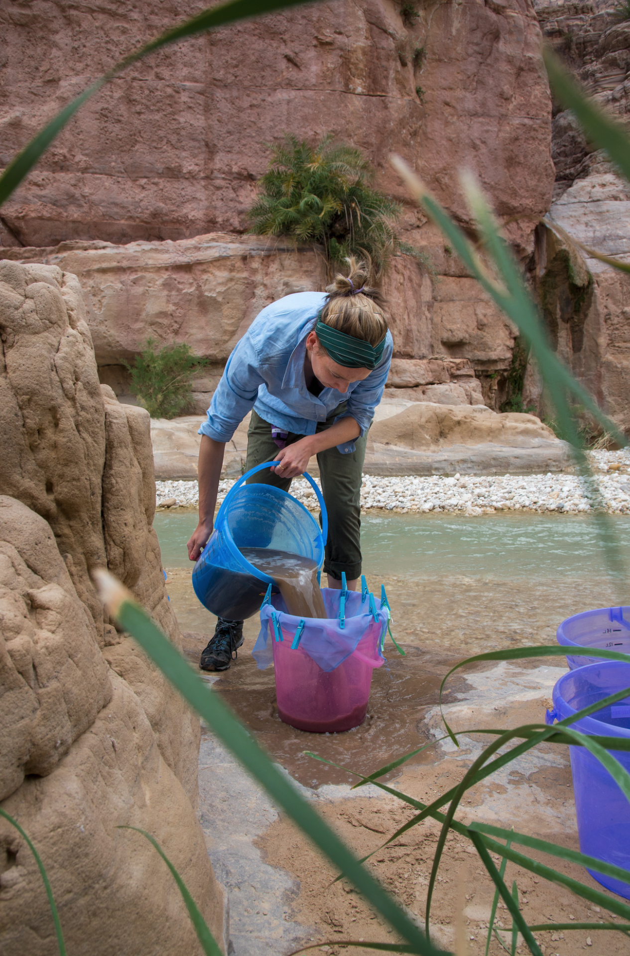 Jade Whitlam, the study leader, works at the Sharara flotation station. Photo credit: Jérôme Poulalier