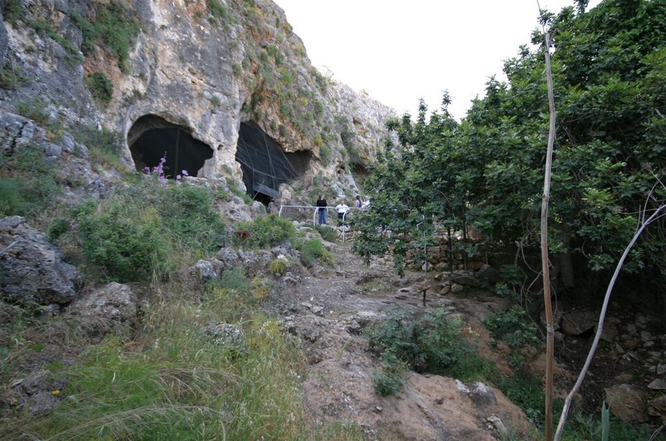 The site of el-Wad cave and terrace (Photo credit: R. Yeshurun/Wikipedia)